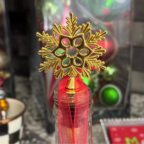 FREE WINE BOTTLE TOPPER with the purchase of an Oyster Shell or Trinket Shell - Picture 1 of 4